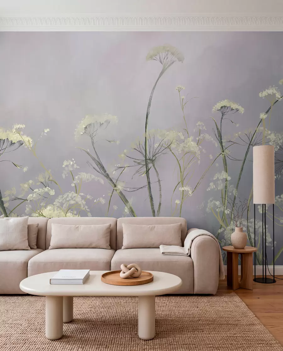 murales de pared Flores silvestres blancas en un campo brumoso con un fondo gris suave y borroso w00903