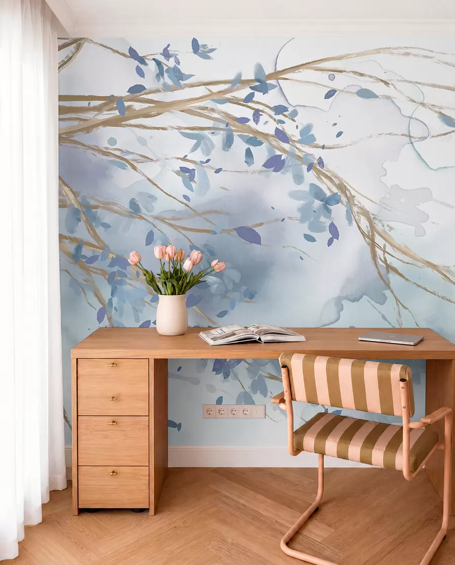 murales de pared Delicadas ramas florales azules y blancas con fondo de acuarela suave y borroso w07919