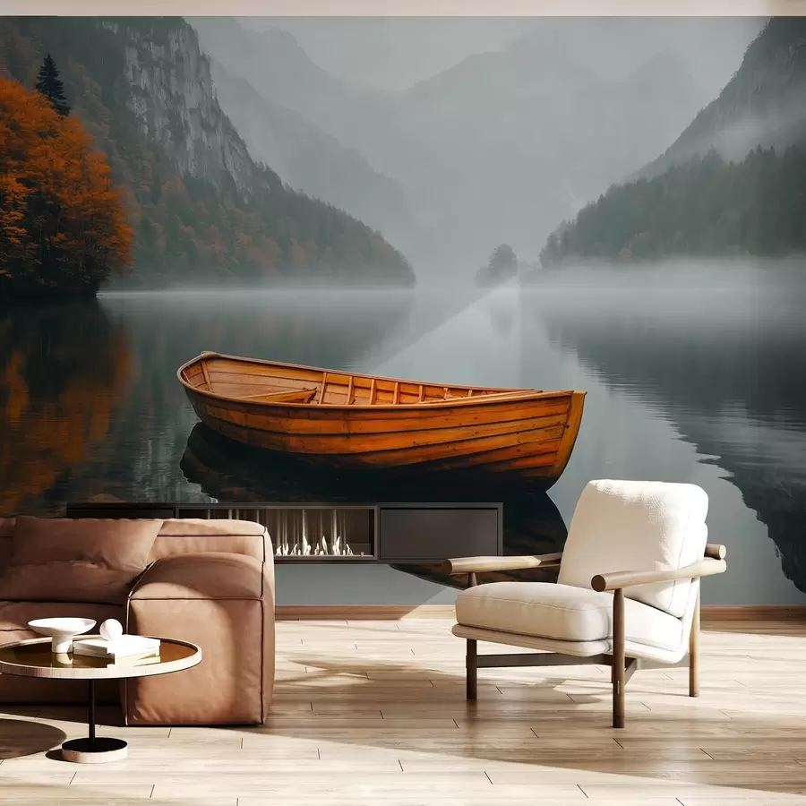 Murales de pared Un barco de madera flota en un lago, rodeado de espesa niebla y montañas detrás w02195 murales de pared Un barco de madera flota en un lago, rodeado de espesa niebla y montañas detrás w02195