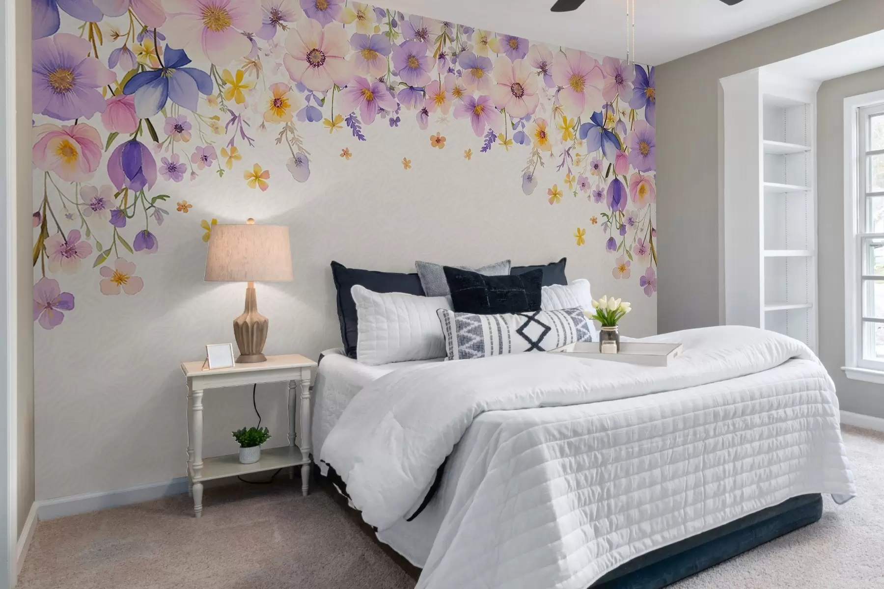 murales de pared Delicado arreglo floral con flores de acuarela en suaves tonos pastel de rosa, morado y amarillo. Las flores caen suavemente en cascada desde arriba, dejando un ligero fondo estampado debajo. w02345
