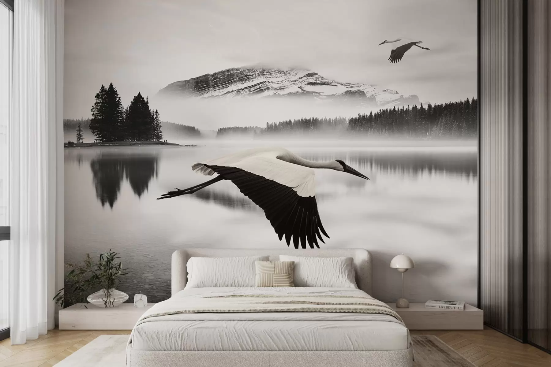 murales de pared Una cigüeña en vuelo sobre un río y montañas, paisaje en blanco y negro con aves w08658