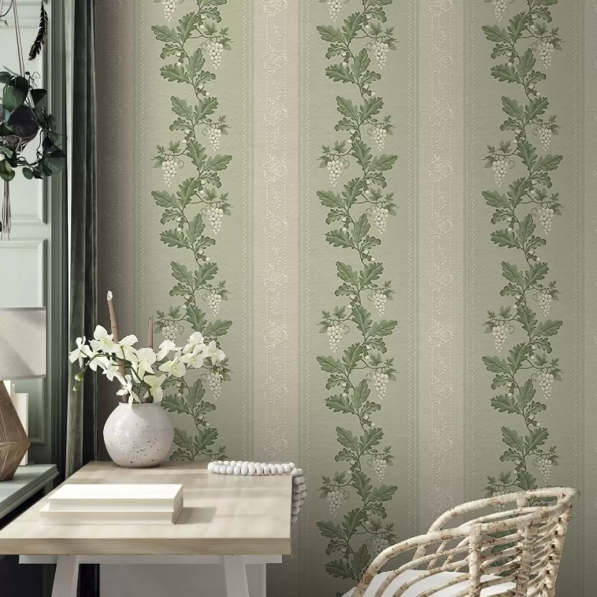 Papel pintado Racimos de uvas y encaje, patrón clásico verde a00223