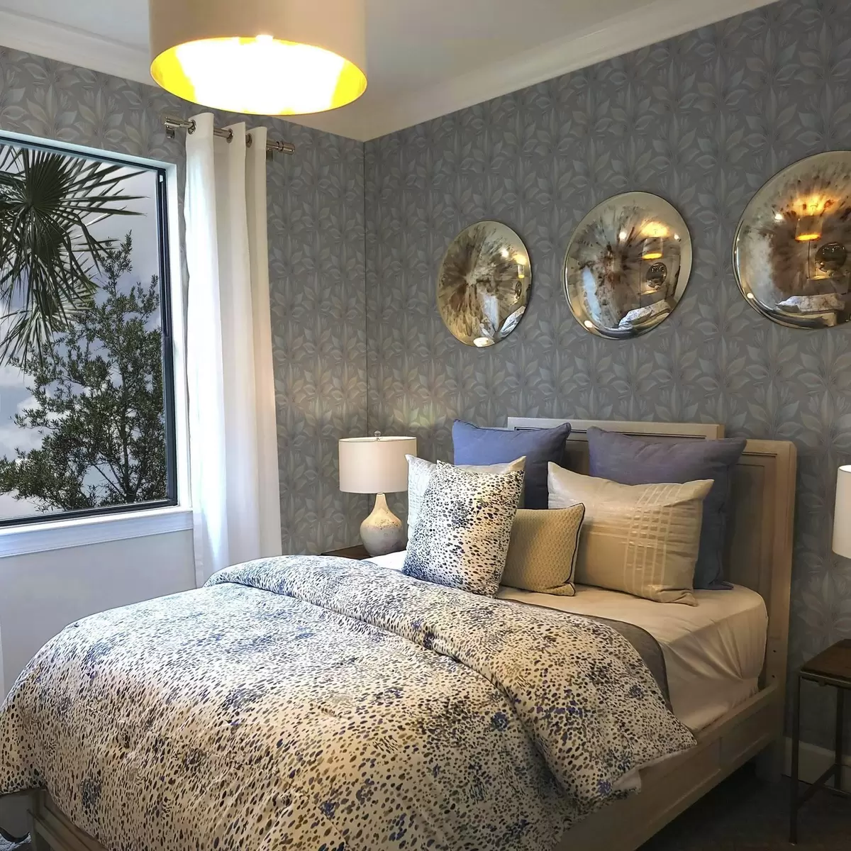 Papel pintado Grandes hojas estilizadas en una paleta de colores azul arena sobre fondo gris a00601