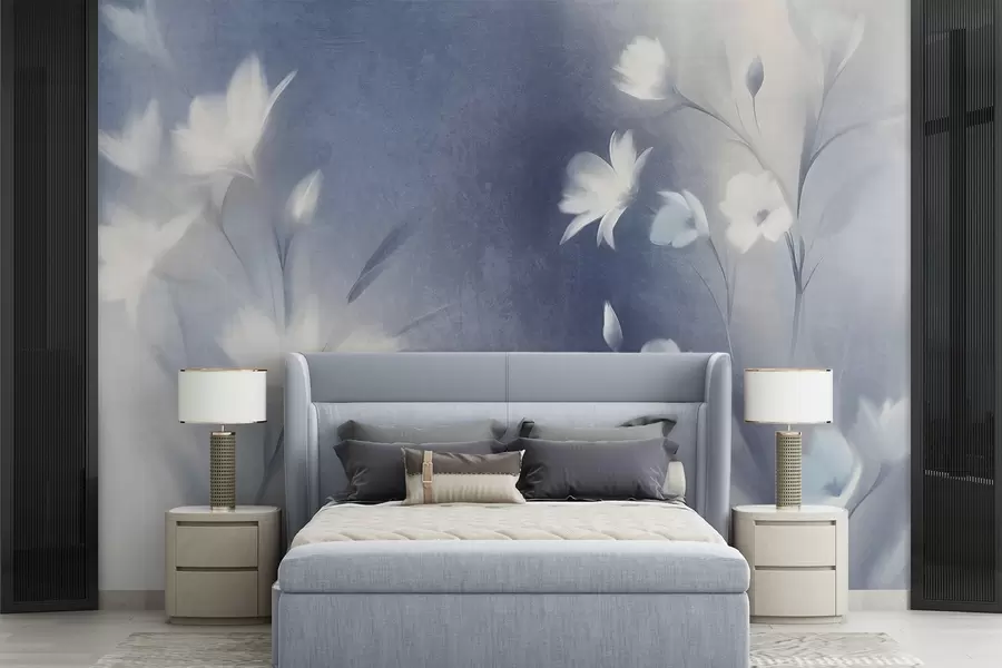 murales de pared Flores blancas con textura y tallos largos, capullos suaves sobre un fondo difuminado de tonos azules y blancos w09484