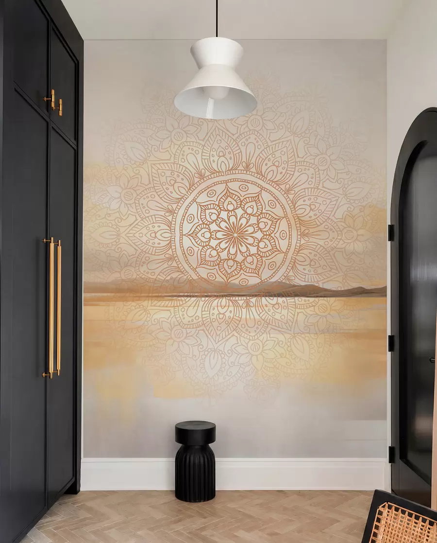 murales de pared Diseño mandala simétrico con textura superpuesto a un paisaje con mar, colinas y cielo, en suaves colores pastel w09491