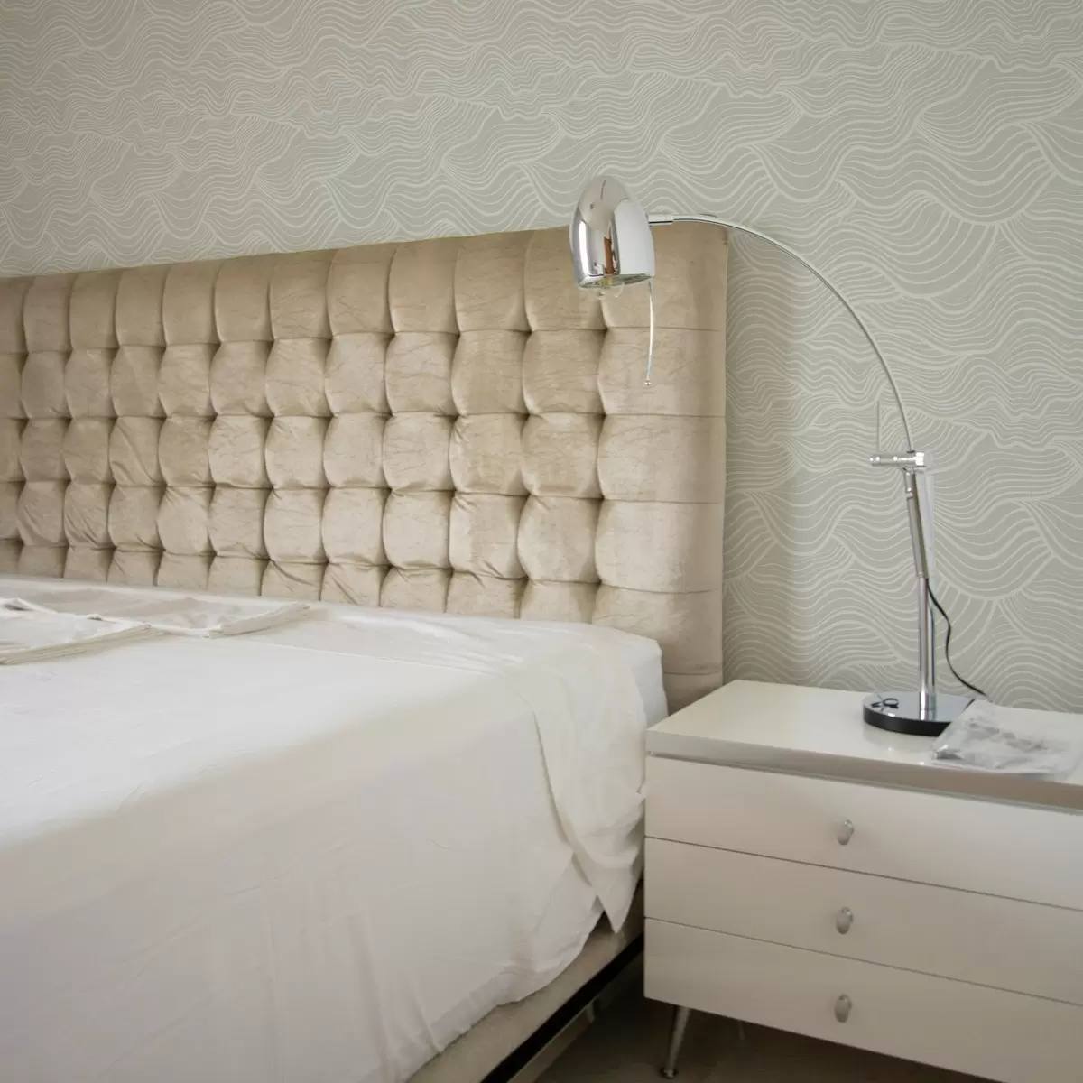 Papel pintado Olas sobre fondo gris oliva con textura de tela a00681