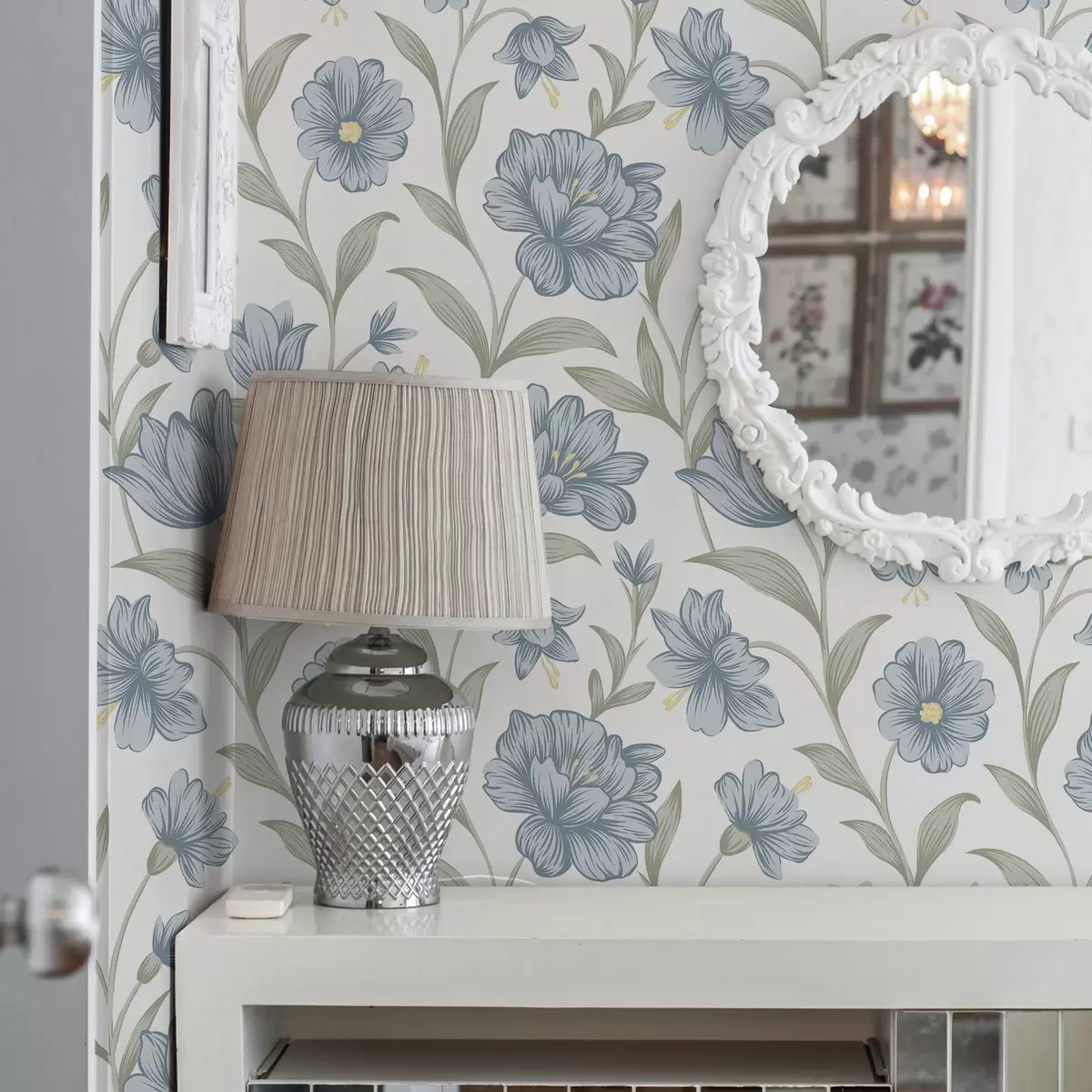 Papel pintado Flores azules polvorientas con hojas de olivo sobre fondo blanco. a00780