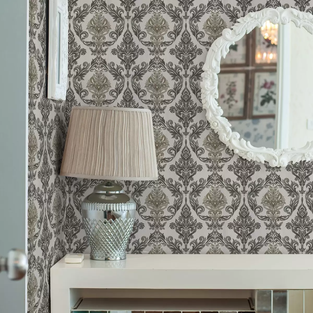 Papel pintado Damasco sobre fondo claro, detalles en bronce oliva. a00828v6