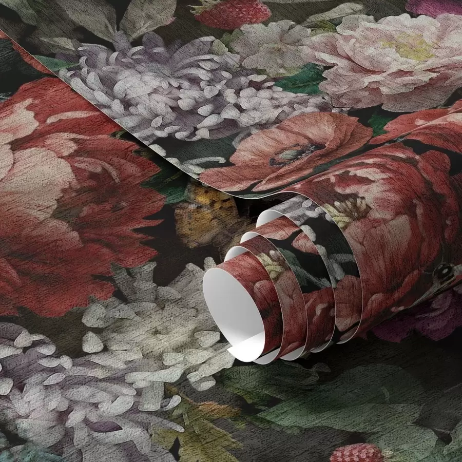 murales de pared Peonías oscuras y dramáticas, bayas y mariposa sobre fondo negro a00862