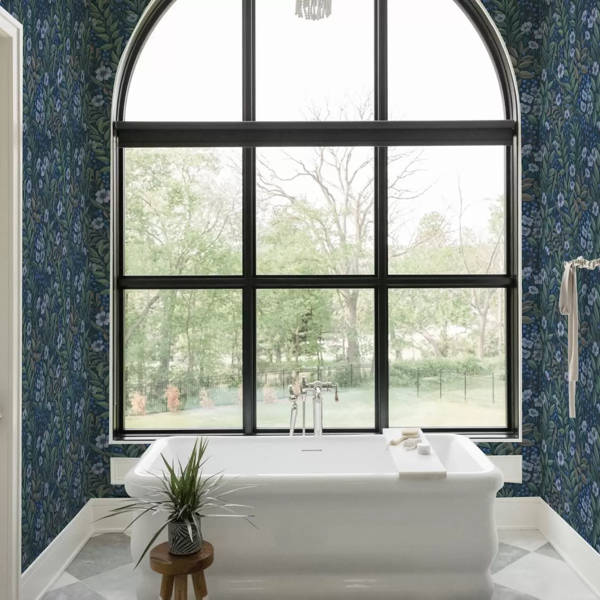 Papel pintado Bayas azul medianoche y flores blancas en un follaje denso. a00994