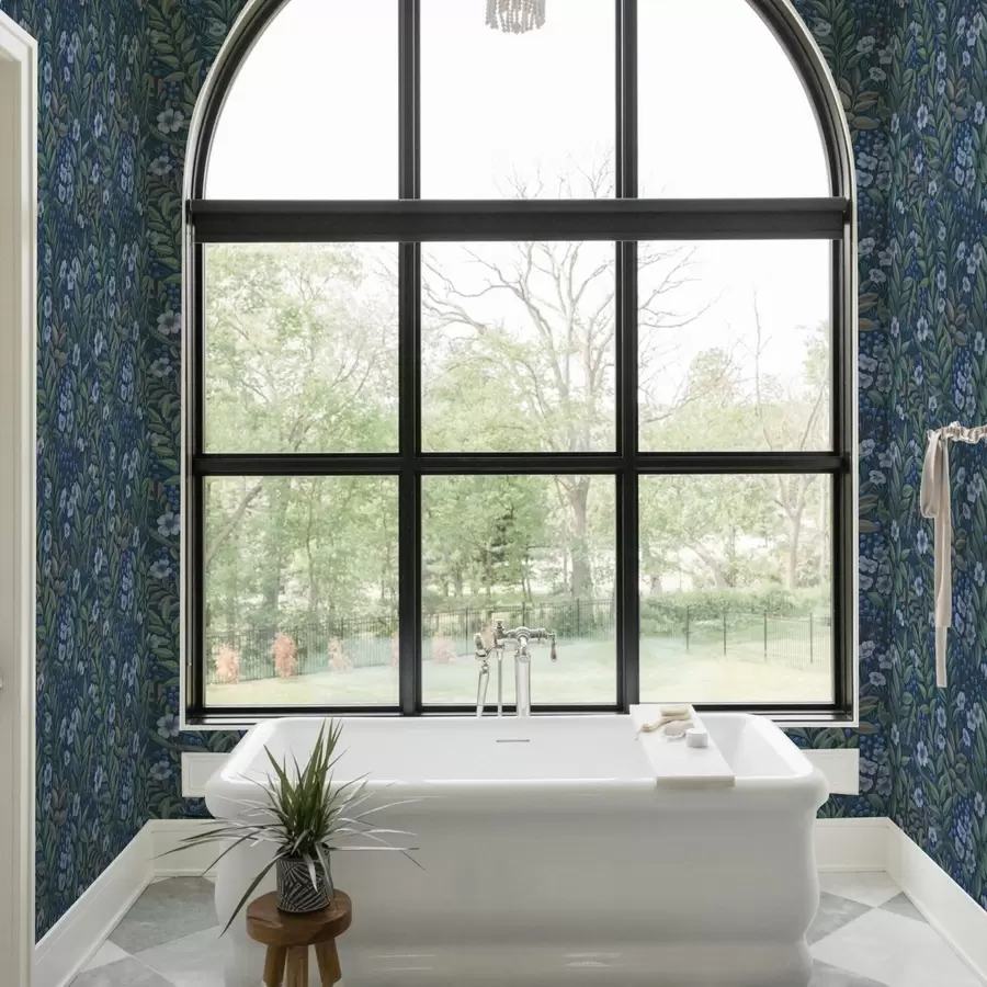 murales de pared Bayas azul medianoche y flores blancas en un follaje denso. a00994