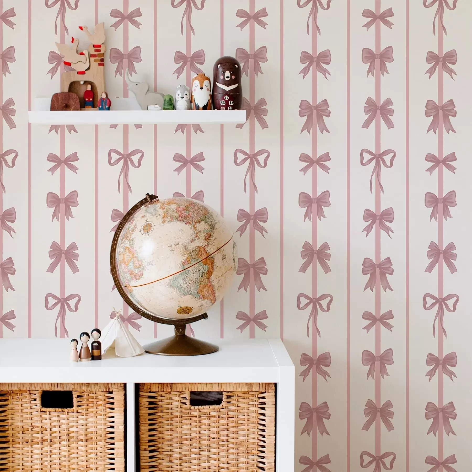 murales de pared Lazos rosas en rayas verticales sobre un fondo claro a01075