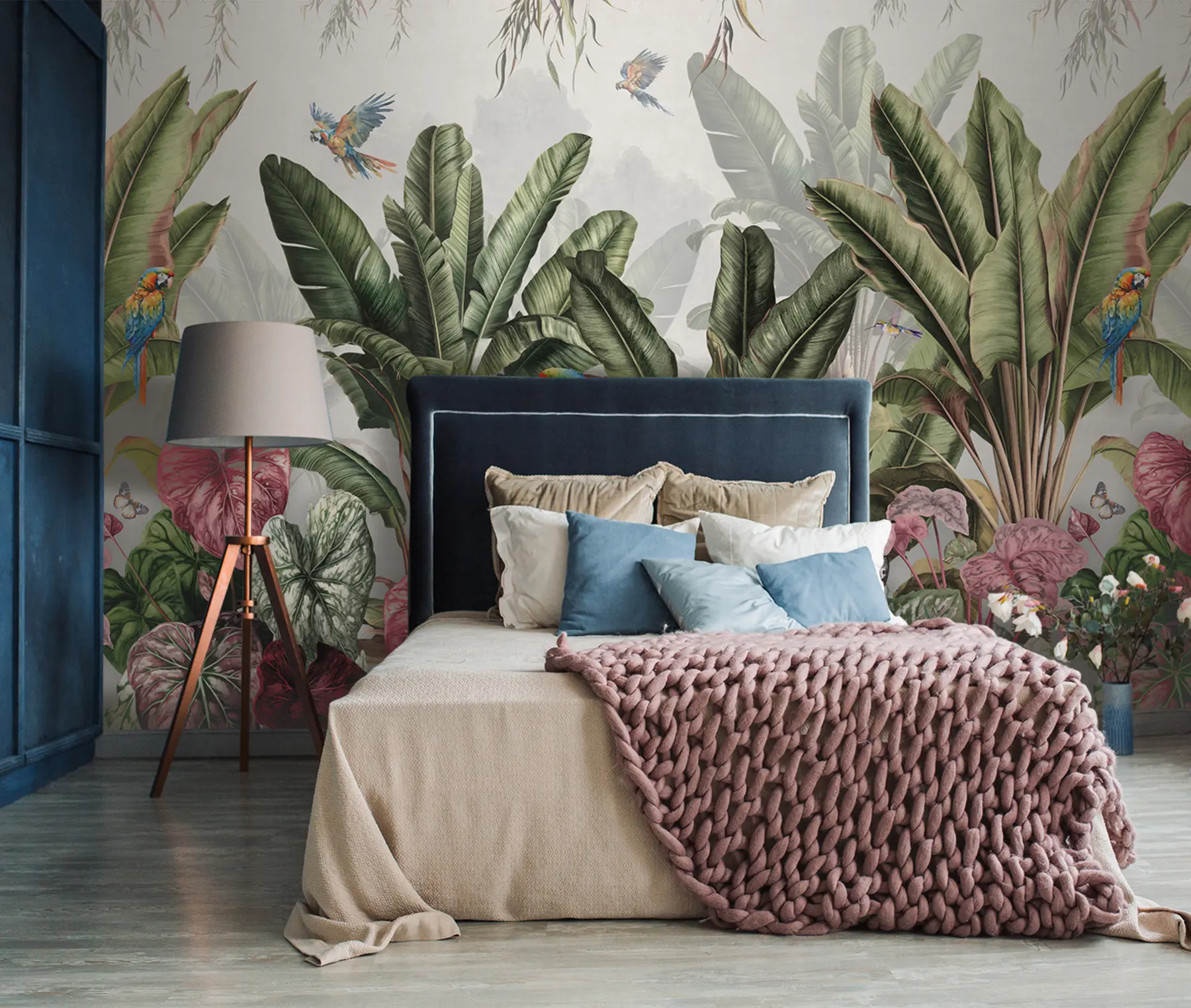 murales de pared Palmas de plátano tropicales en un paisaje con guacamayos y mariposas en estilo vintage u95371